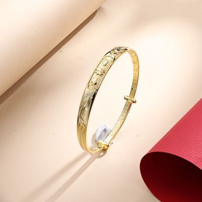 ���ڲ�����������Ʒ�¿�����990������������ʱ�о�����Ů��������Ů����� 730Ԫ