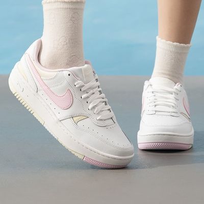 ���ڲ�����NIKE�Ϳ�ŮЬGAMMA FORCE����ʱ������˶�����ЬDX9176-123 351Ԫ