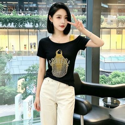 设计感烫钻字母印花短袖女士夏季新款斜肩露肩小衫巨好看漂亮上衣