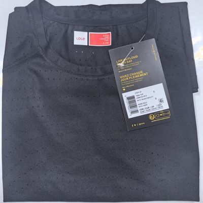 加拿大高端运动品牌LOLE男士运动超轻风洞背心,提花组织结构