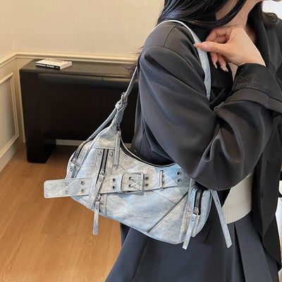 复古小众机车2026皮带扣新款单肩斜挎包口袋大容量辣妹托特