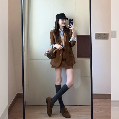 棕色西装外套叠穿条纹衬衫女2026秋季设计感高腰短裙气质显瘦套装【6天内发货】