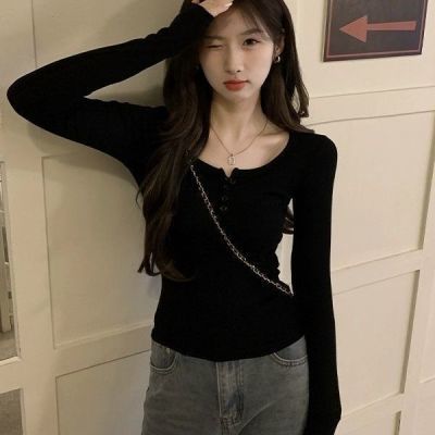 甜辣妹纽扣正肩长袖T恤女春季新款设计感内搭打底衫黑色紧身上衣