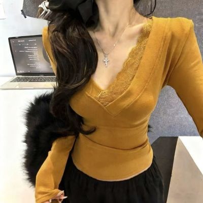 气质显白设计感蕾丝拼接V领长袖德绒上衣秋冬新款辣妹修身内搭T恤