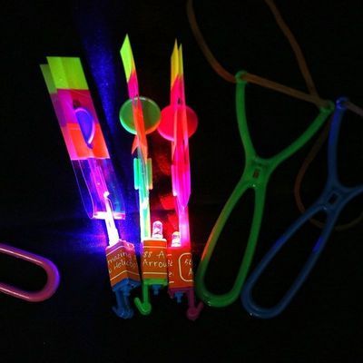 双闪弹弓多功能户外弹弓玩具扁皮筋弹弓飞天玩具发光天上飞