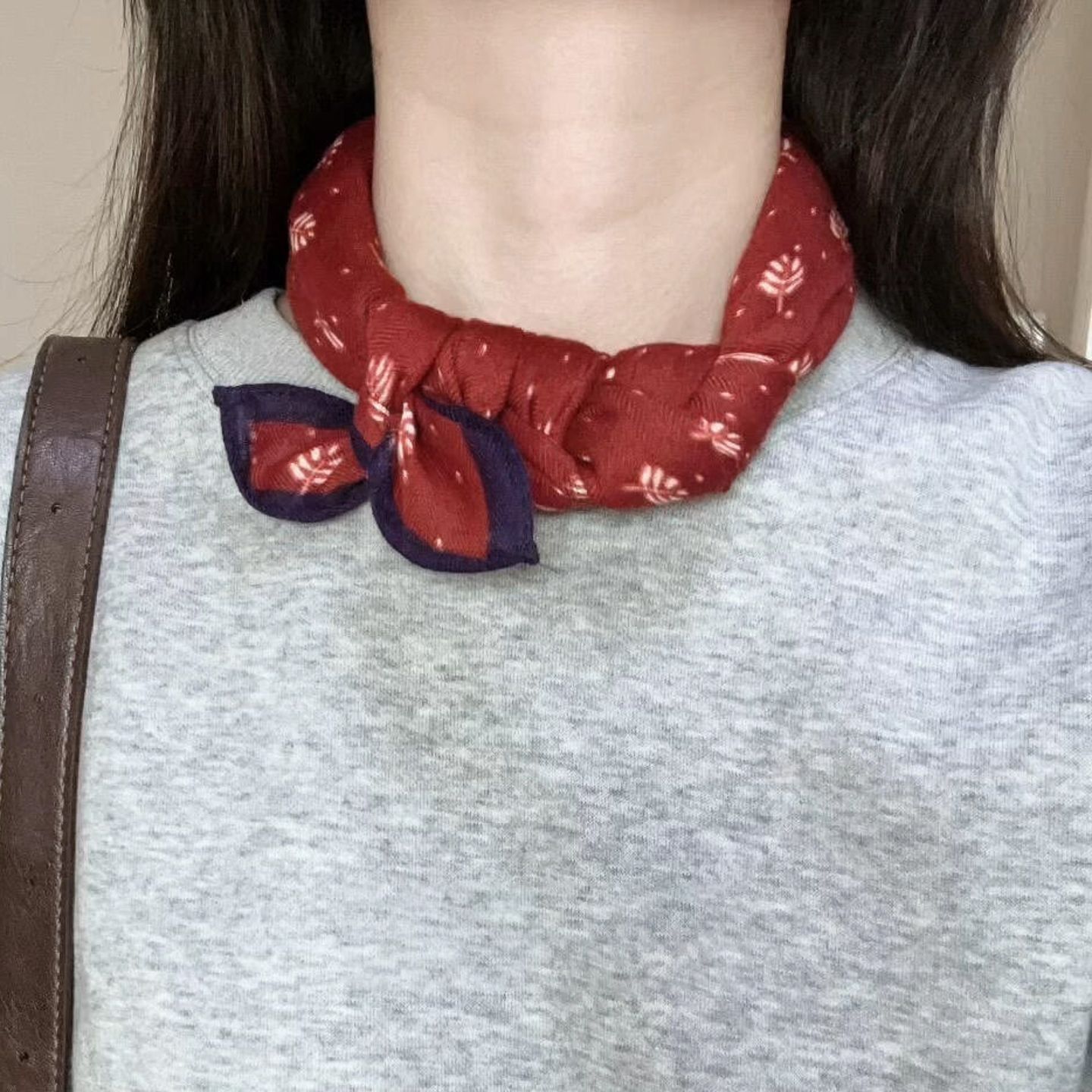 Tessuto vellutato! Comoda sciarpa triangolare vintage rossa con stampa a trifoglio e bordo blu, accessorio da collo piccolo da donna._voghion.com