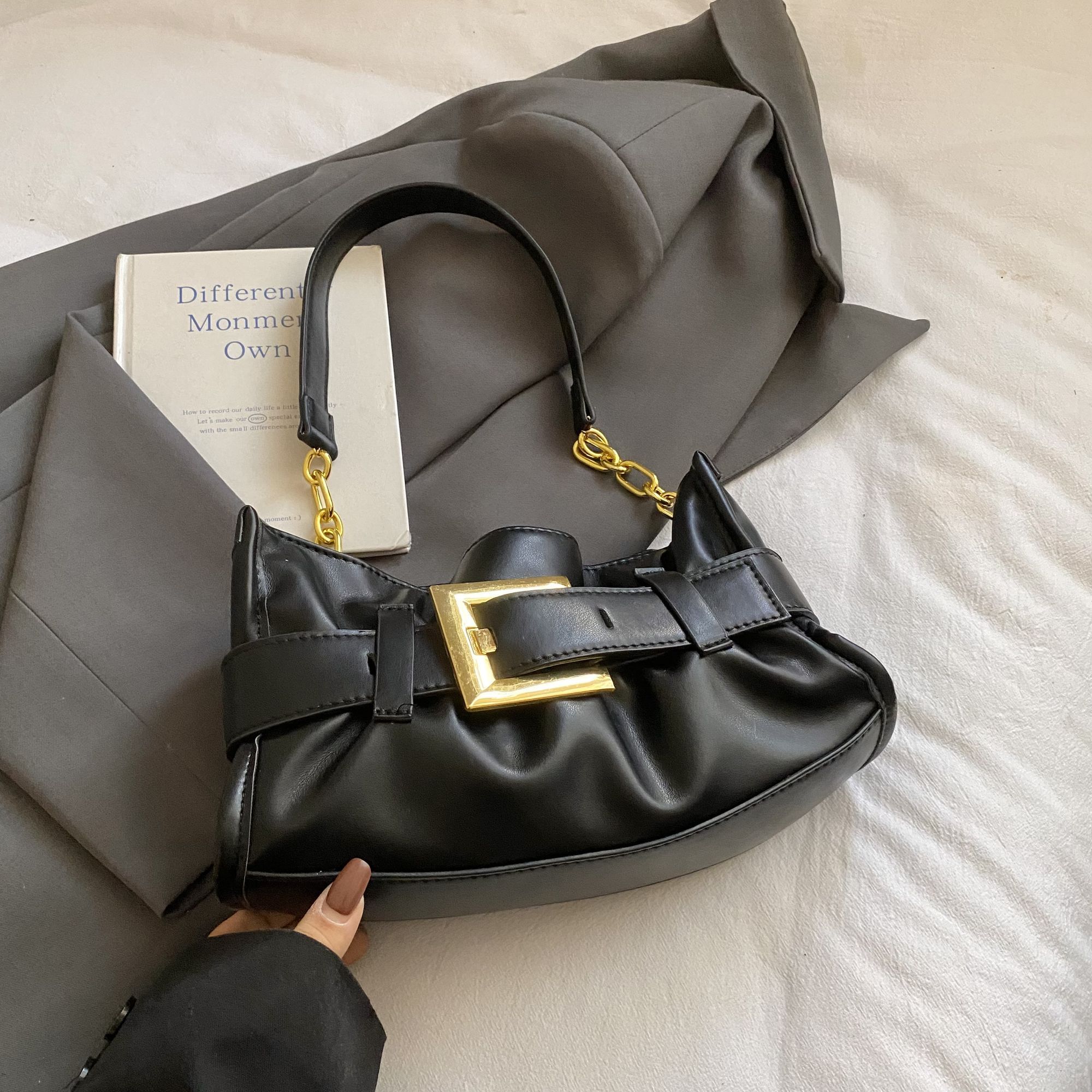 Niche Hih-end Pleated Desin Handba 2025 New Model With Belt Buckle, Stylish Underarm Ba, Eleant Commuter Utility_voghion.com