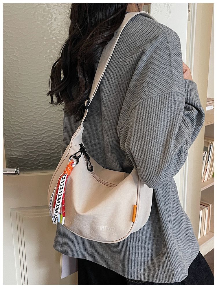 Fashionable And Simple Wide-shoulder Strap Lightweight Sports Dumpling Bag, 2026 Spring New Casual Versatile Commuter_voghion.com