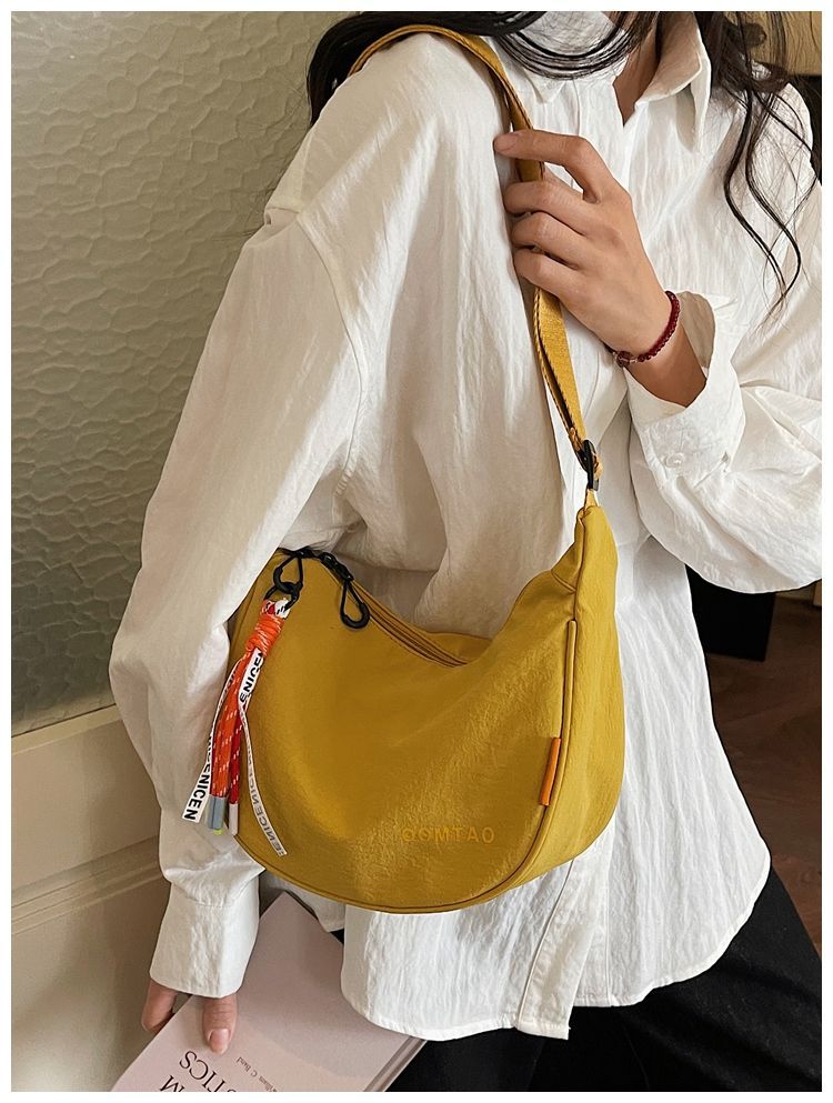 Fashionable And Simple Wide-shoulder Strap Lightweight Sports Dumpling Bag, 2026 Spring New Casual Versatile Commuter_voghion.com