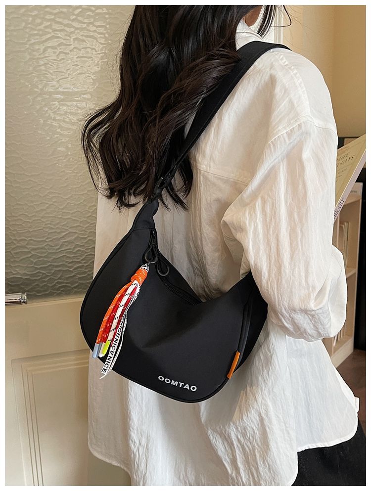 Fashionable And Simple Wide-shoulder Strap Lightweight Sports Dumpling Bag, 2026 Spring New Casual Versatile Commuter_voghion.com