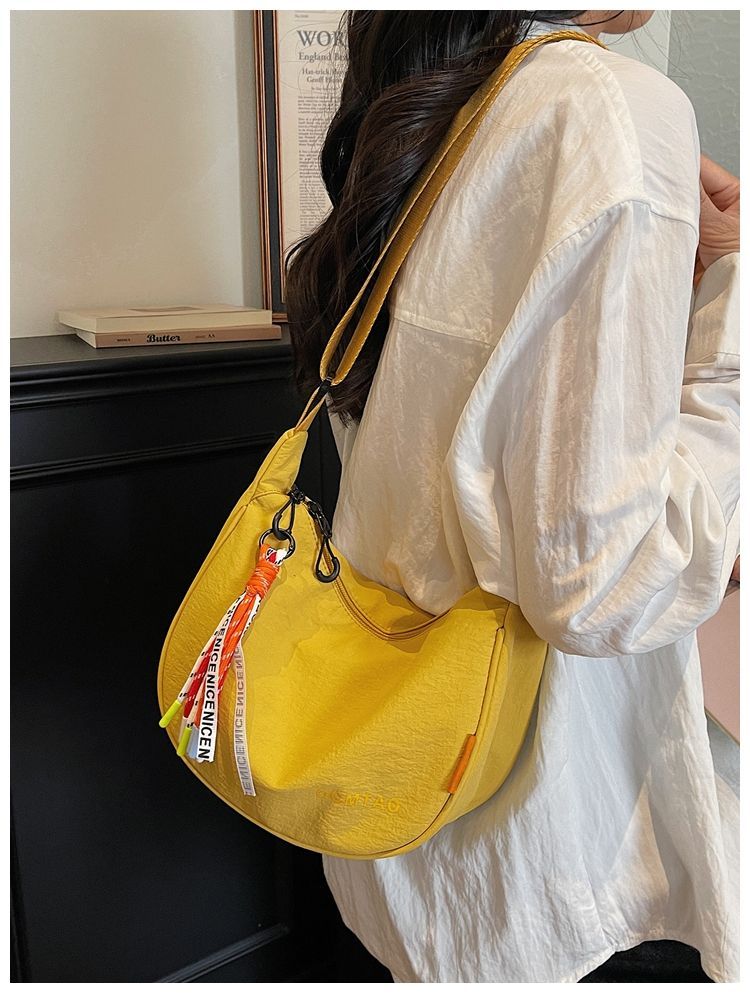 Fashionable And Simple Wide-shoulder Strap Lightweight Sports Dumpling Bag, 2026 Spring New Casual Versatile Commuter_voghion.com