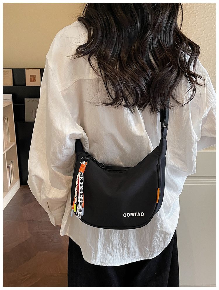 Fashionable And Simple Wide-shoulder Strap Lightweight Sports Dumpling Bag, 2026 Spring New Casual Versatile Commuter_voghion.com