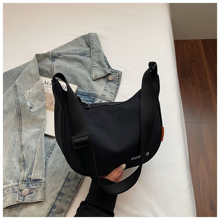 Fashionable And Simple Wide-shoulder Strap Lightweight Sports Dumpling Bag, 2026 Spring New Casual Versatile Commuter_voghion.com