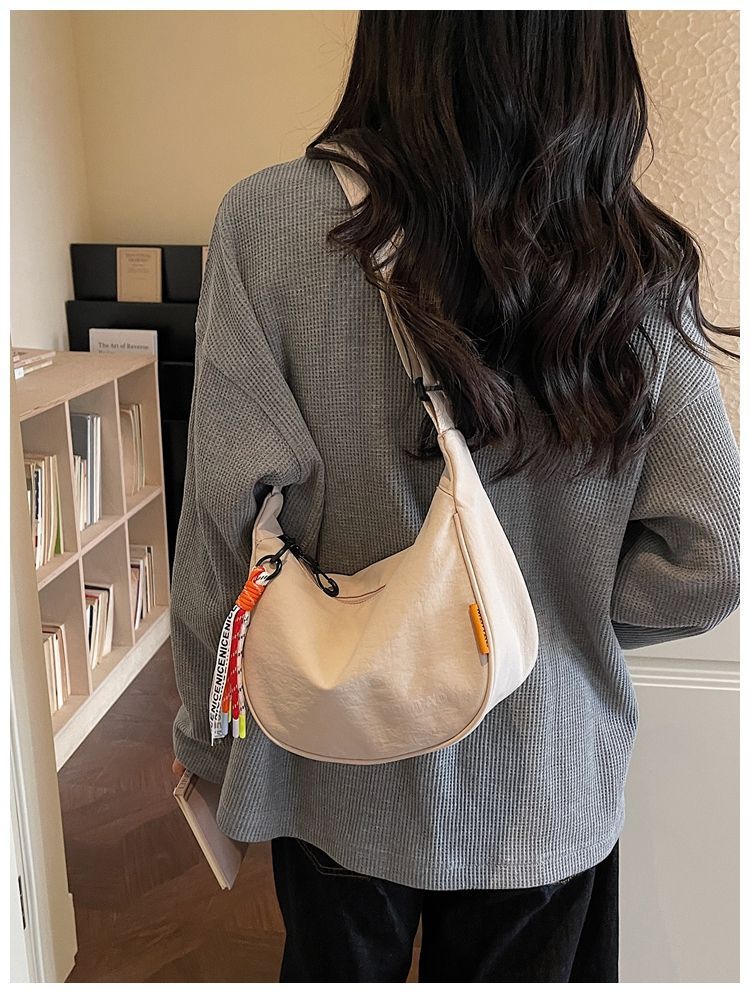 Fashionable And Simple Wide-shoulder Strap Lightweight Sports Dumpling Bag, 2026 Spring New Casual Versatile Commuter_voghion.com