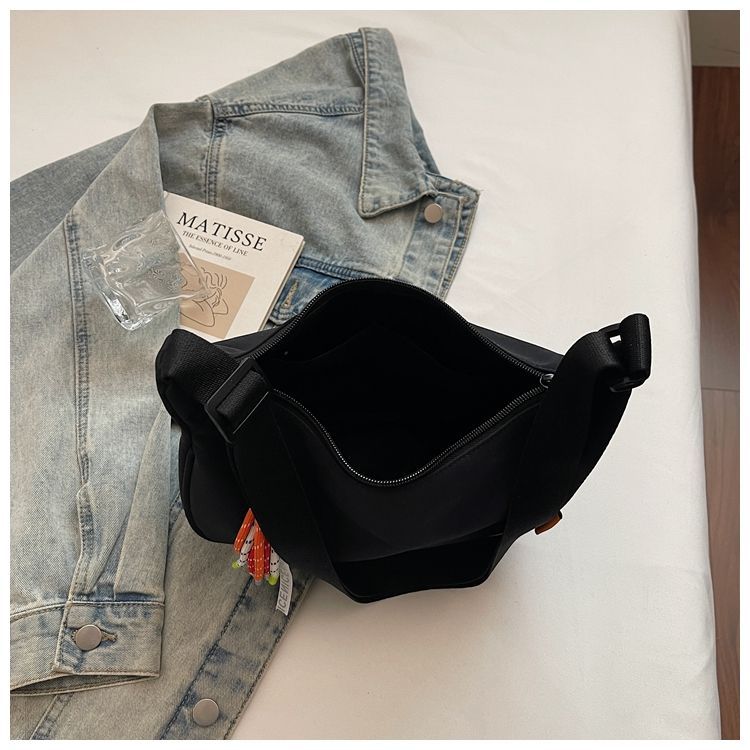 Fashionable And Simple Wide-shoulder Strap Lightweight Sports Dumpling Bag, 2026 Spring New Casual Versatile Commuter_voghion.com