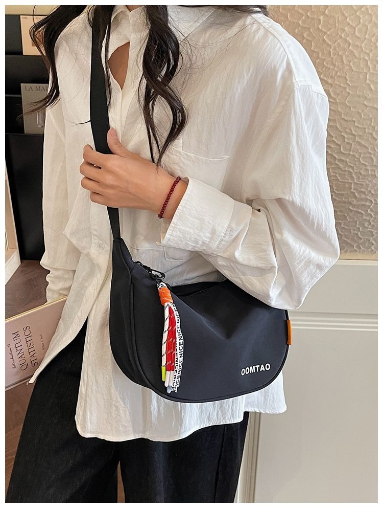 Fashionable And Simple Wide-shoulder Strap Lightweight Sports Dumpling Bag, 2026 Spring New Casual Versatile Commuter_voghion.com
