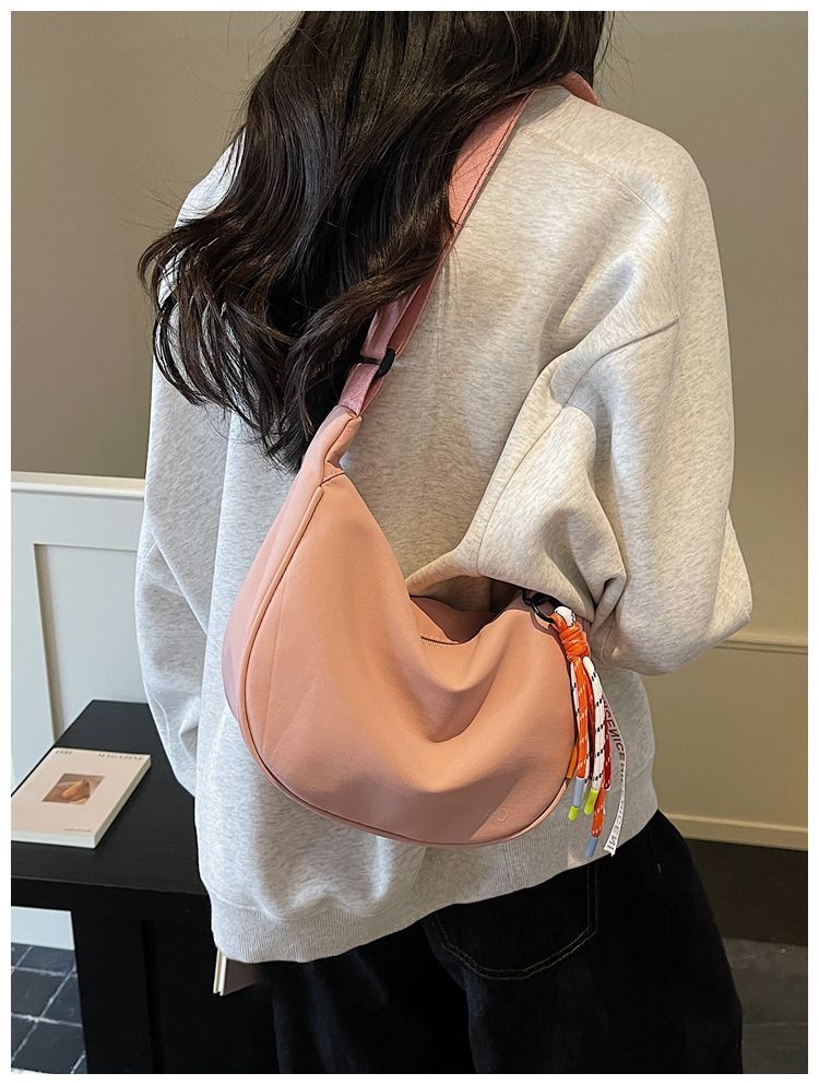 Fashionable And Simple Wide-shoulder Strap Lightweight Sports Dumpling Bag, 2026 Spring New Casual Versatile Commuter_voghion.com