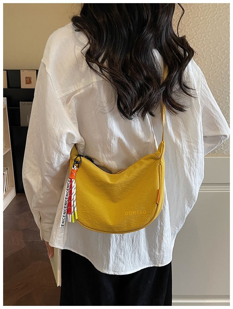 Fashionable And Simple Wide-shoulder Strap Lightweight Sports Dumpling Bag, 2026 Spring New Casual Versatile Commuter_voghion.com