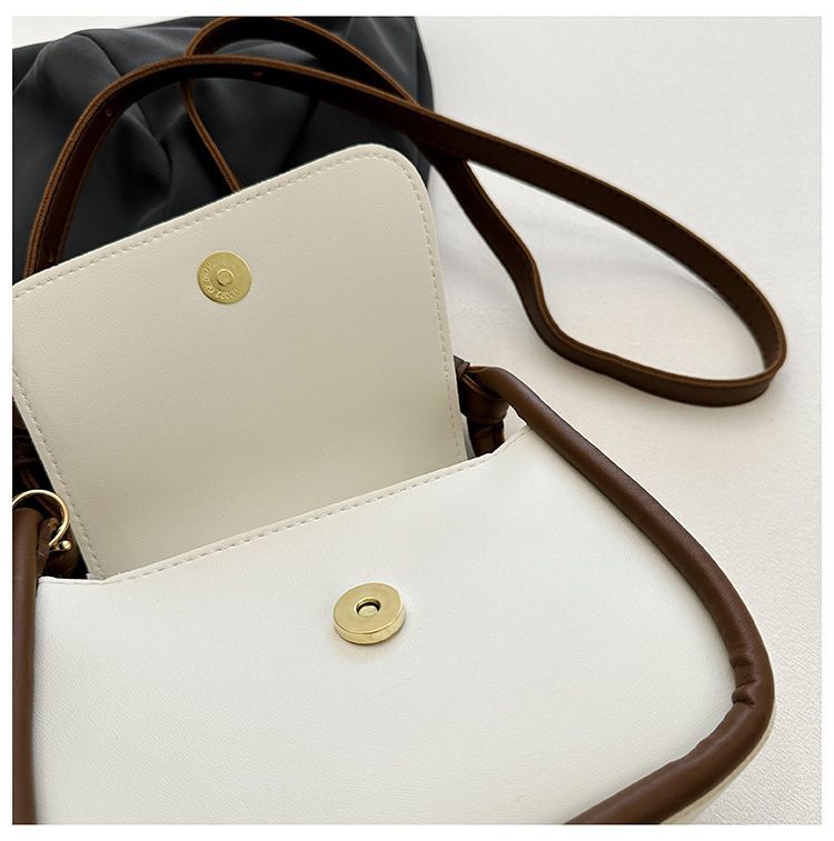 Damväska i krokodilmönster med elegant snäckskalsdesign_voghion.com