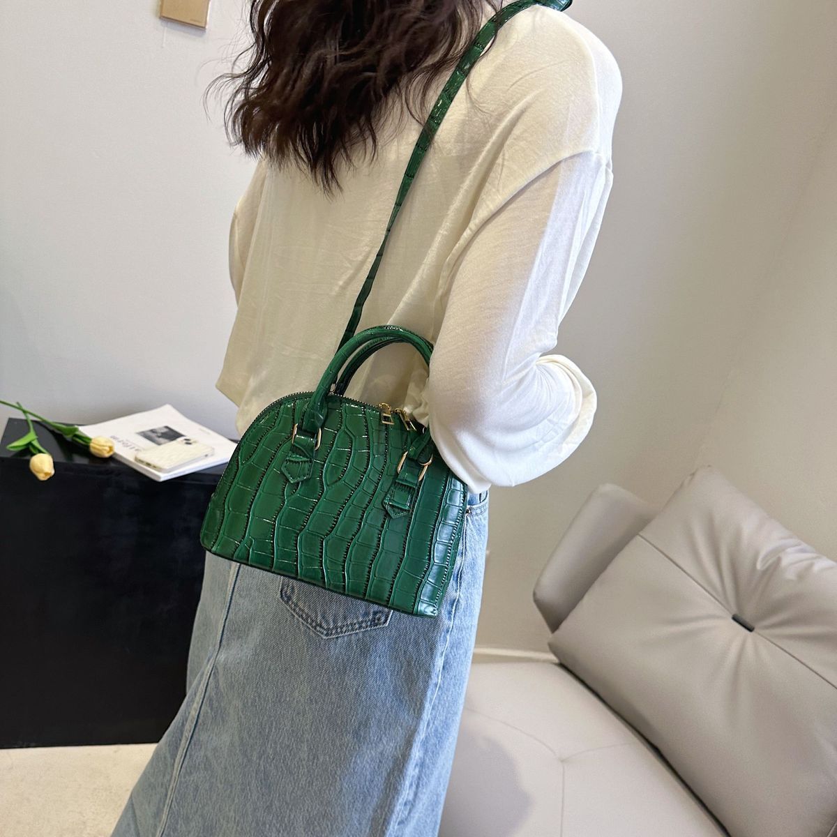 Damväska i krokodilmönster med elegant snäckskalsdesign_voghion.com
