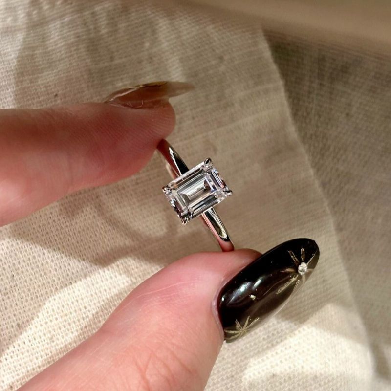 Anillo minimalista de lujo de alta gama para el dedo índice con diamante brillante de 2 quilates en forma de cubo de azúcar pequeño._voghion.com