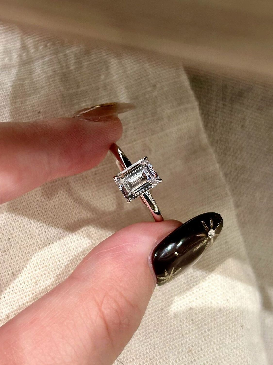 Anillo minimalista de lujo de alta gama para el dedo índice con diamante brillante de 2 quilates en forma de cubo de azúcar pequeño._voghion.com