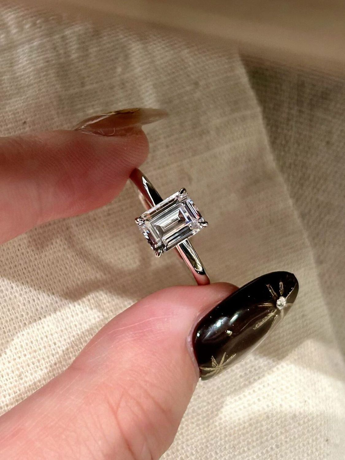 Anillo minimalista de lujo de alta gama para el dedo índice con diamante brillante de 2 quilates en forma de cubo de azúcar pequeño._voghion.com