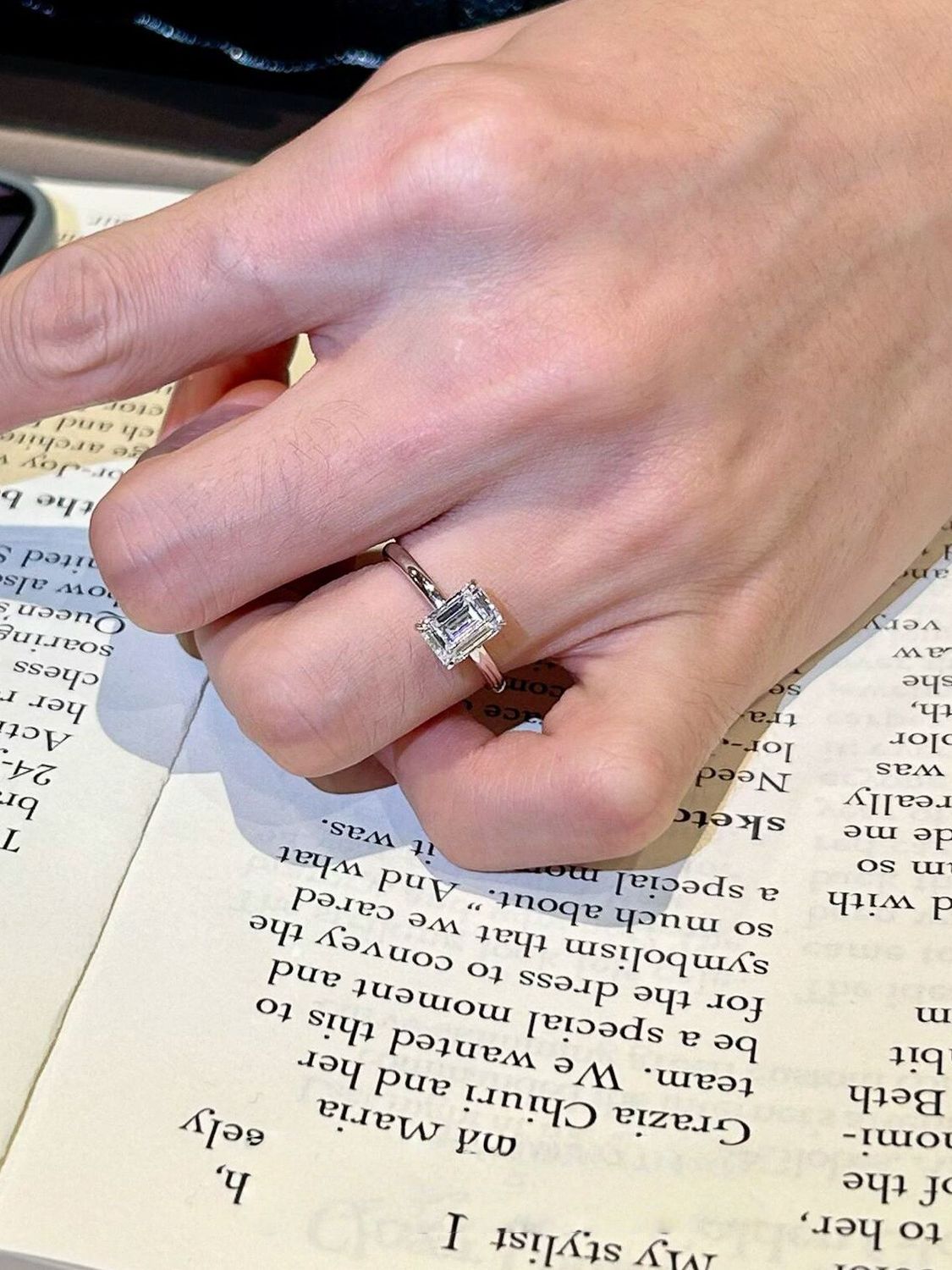 Anillo minimalista de lujo de alta gama para el dedo índice con diamante brillante de 2 quilates en forma de cubo de azúcar pequeño._voghion.com