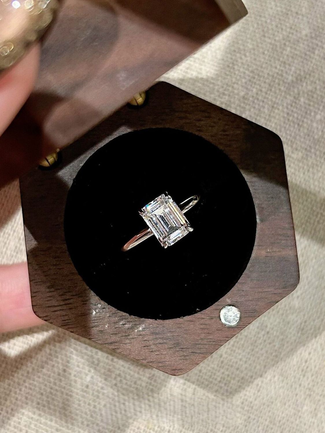 Anillo minimalista de lujo de alta gama para el dedo índice con diamante brillante de 2 quilates en forma de cubo de azúcar pequeño._voghion.com