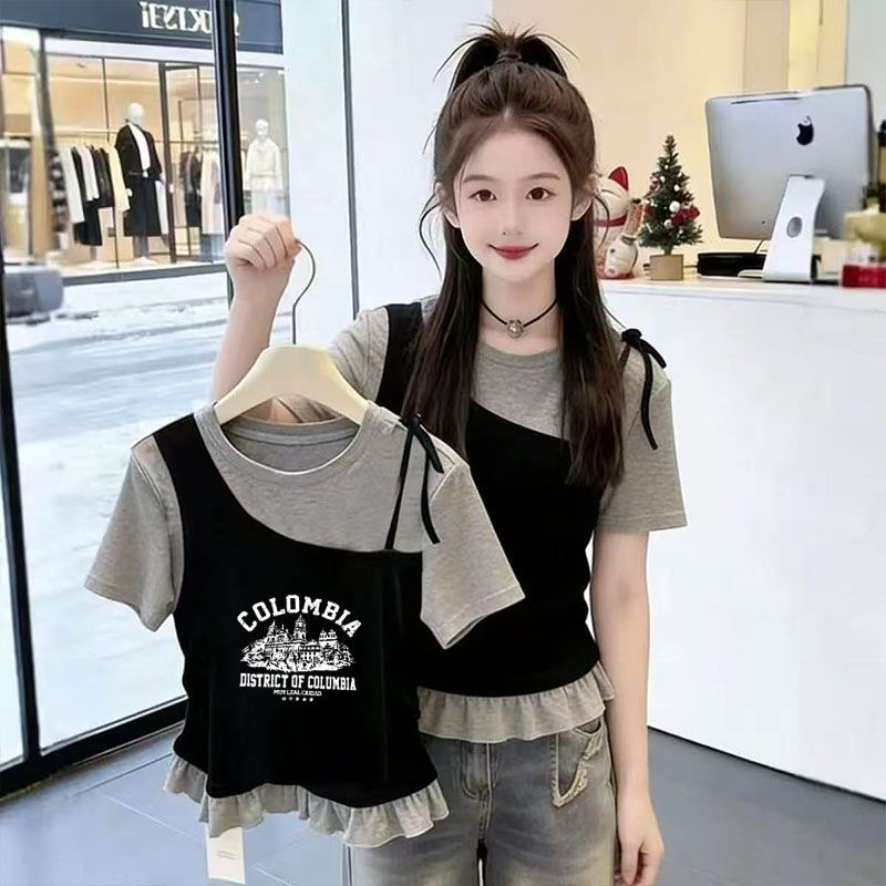 Camiseta de manga curta feminina em algodão puro, estilo novo para o verão, com visual de duas peças. Blusa infantil moderna e versátil._voghion.com