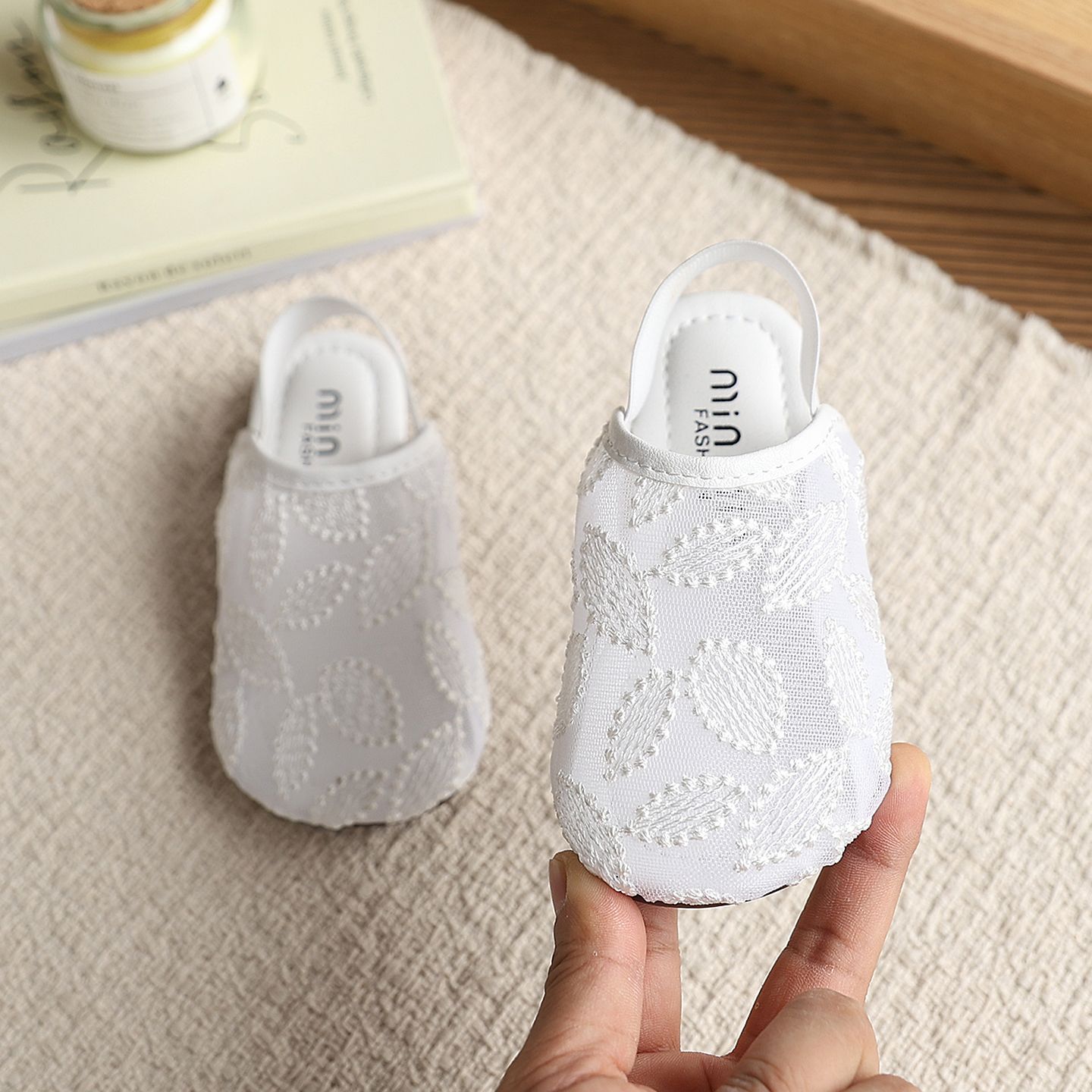 Mädchen-Sandalen mit hohlem, gewebtem französischen Muster, Sommer 2026, neues Modell mit Netzmuster, lässige Prinzessinnen-Sandalen zum Hineinschlüpfen_voghion.com