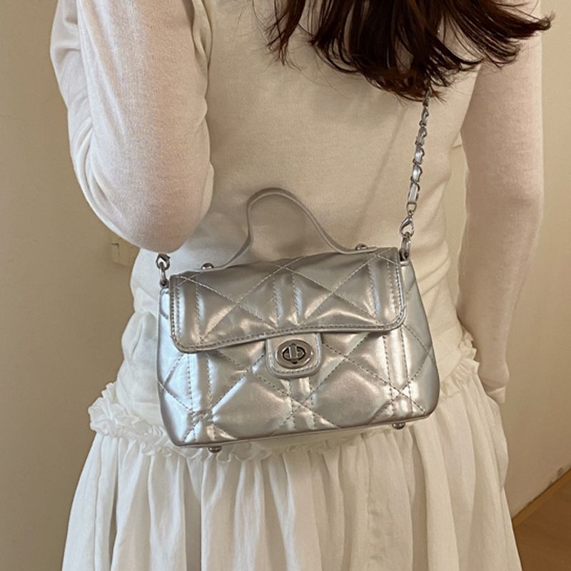 Borsa a tracolla trapuntata in pelle verniciata lucida da donna, nuova versione estiva 2026 coreana, borsa a mano con catena, borsa a tracolla piccola_voghion.com