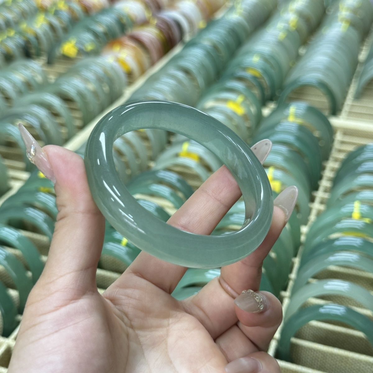 Bracelet dongling naturel en jade quartzite glacé forme plate_voghion.com