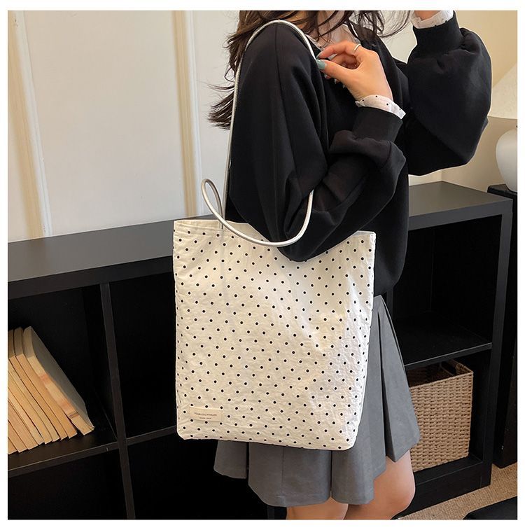 Borsa a tracolla da donna a pois leggera in nylon_voghion.com