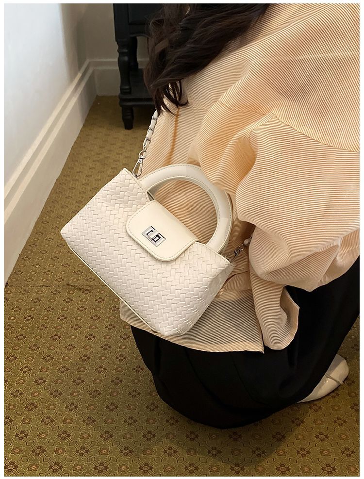 Elegant Quilted Shoulder Bag For Women Versatile Small Handbag_voghion.com