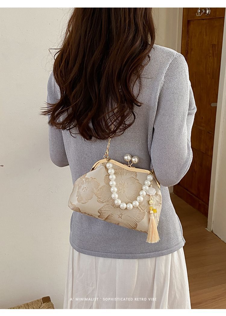 Borsa a tracolla donna elegante con catena di perle e ricami_voghion.com