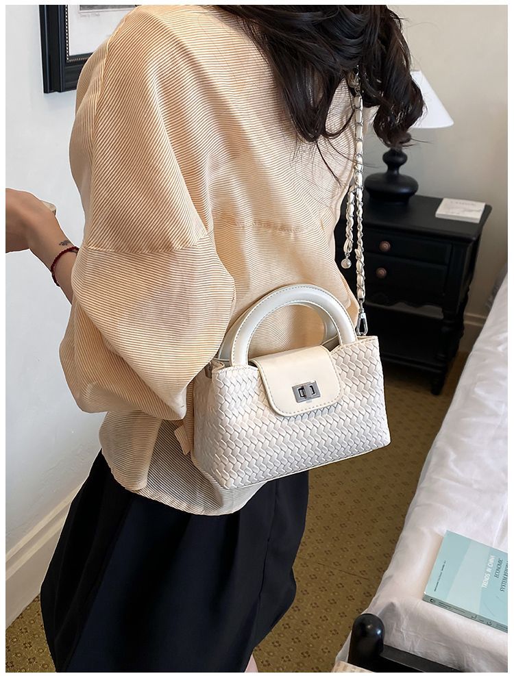 Elegant Quilted Shoulder Bag For Women Versatile Small Handbag_voghion.com