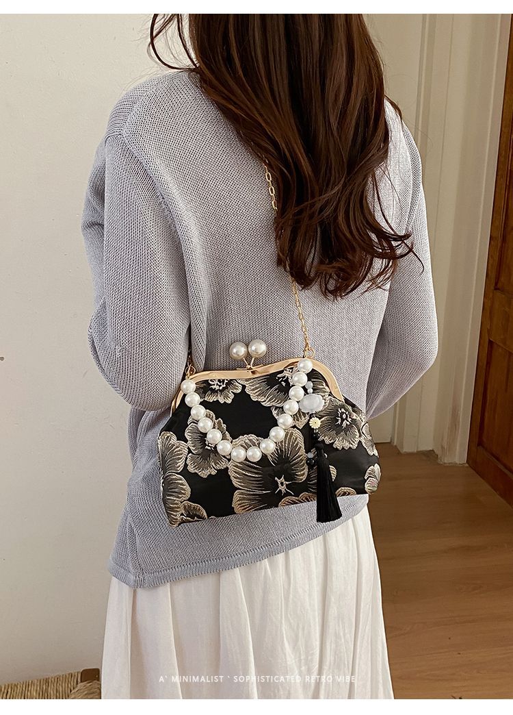 Borsa a tracolla donna elegante con catena di perle e ricami_voghion.com