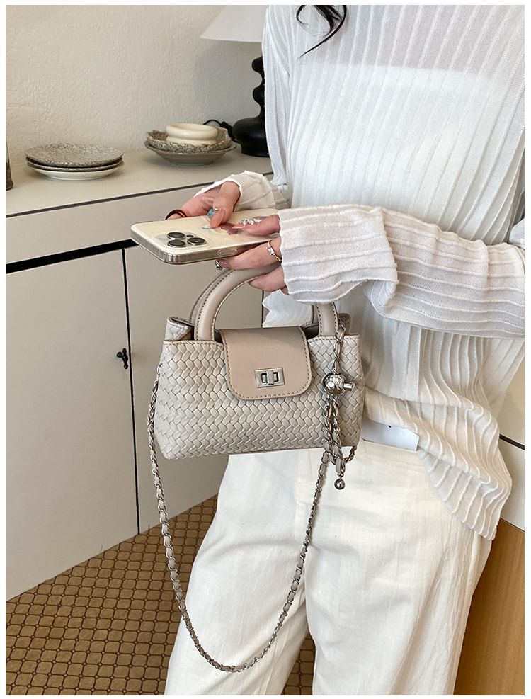 Elegant Quilted Shoulder Bag For Women Versatile Small Handbag_voghion.com