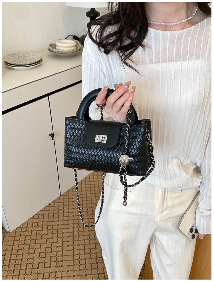 Elegant Quilted Shoulder Bag For Women Versatile Small Handbag_voghion.com