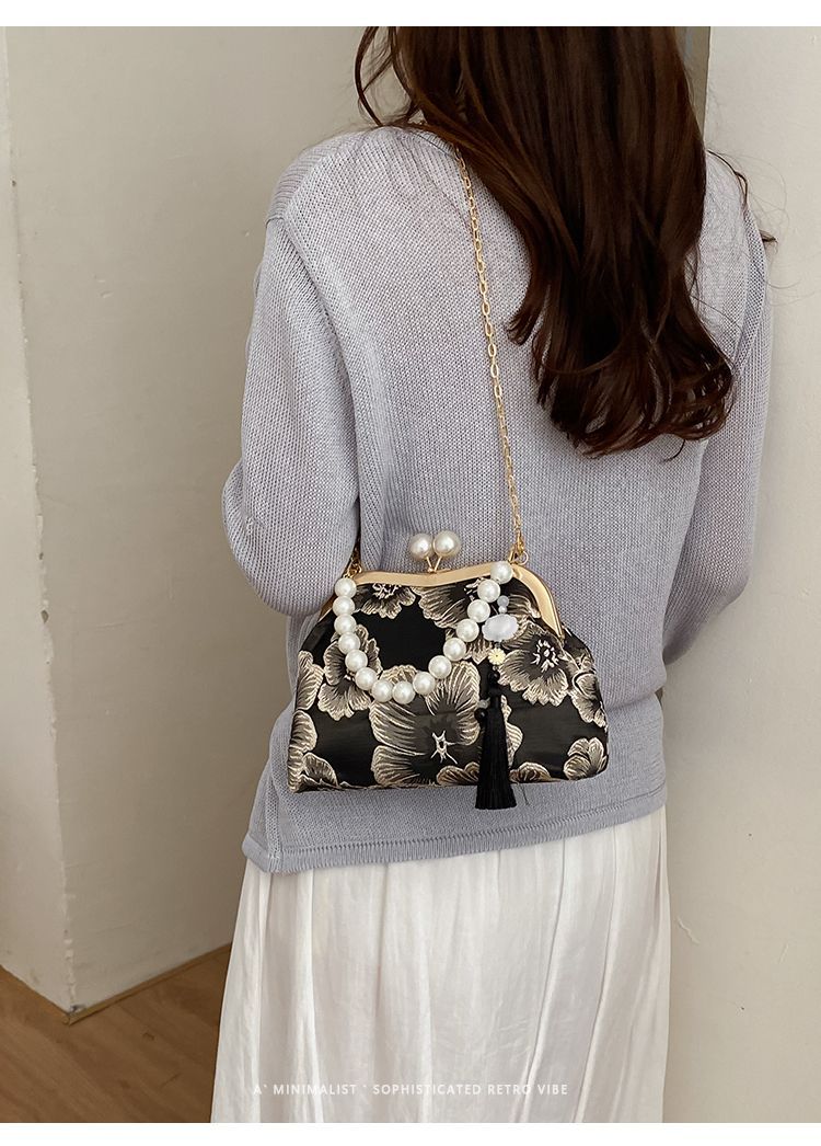 Borsa a tracolla donna elegante con catena di perle e ricami_voghion.com