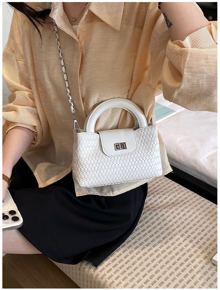Elegant Quilted Shoulder Bag For Women Versatile Small Handbag_voghion.com