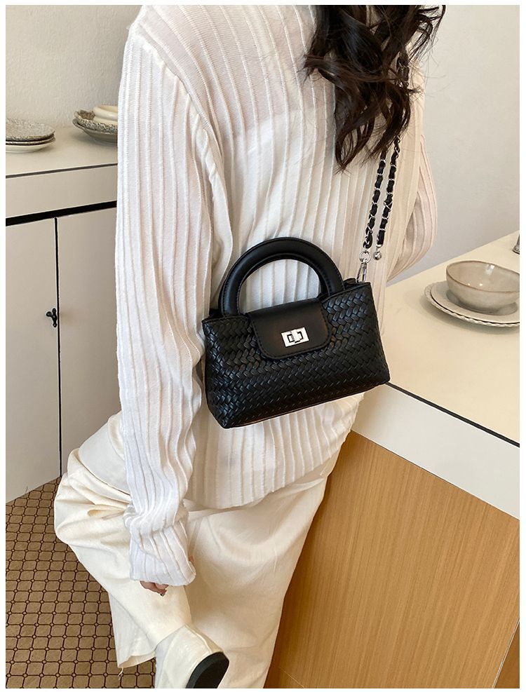 Elegant Quilted Shoulder Bag For Women Versatile Small Handbag_voghion.com
