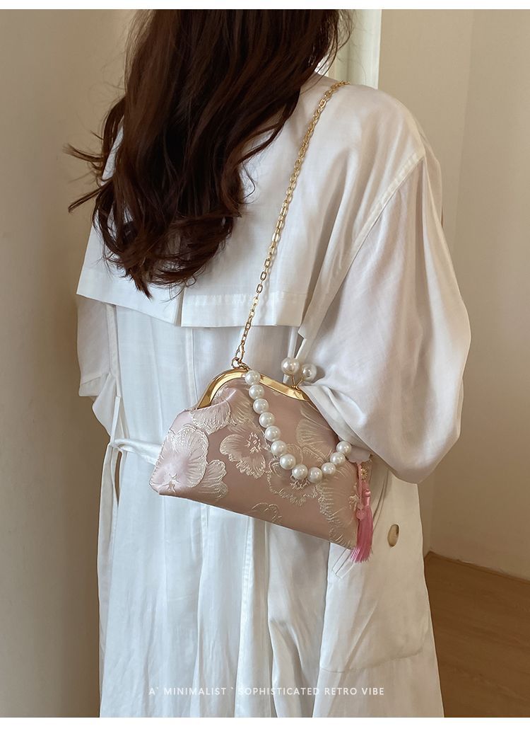 Borsa a tracolla donna elegante con catena di perle e ricami_voghion.com