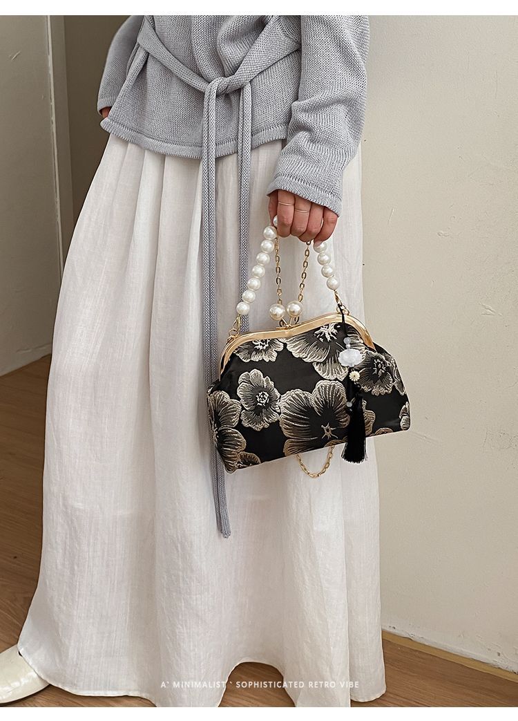 Borsa a tracolla donna elegante con catena di perle e ricami_voghion.com