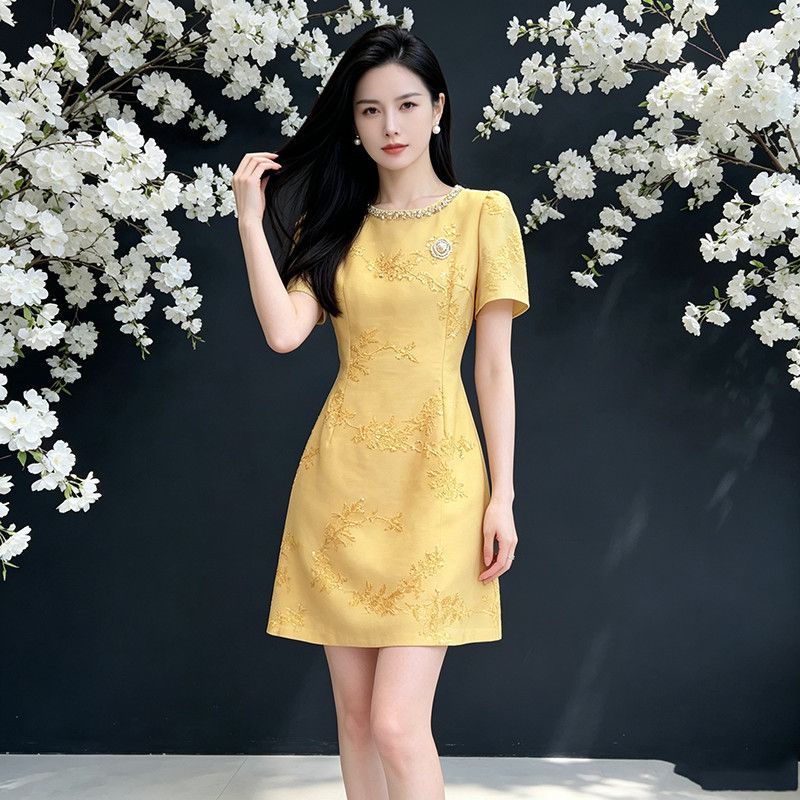 【预售15天】法式轻奢钉珠连衣裙女夏季新款收腰显瘦刺绣亮片黄色短袖气质短裙
