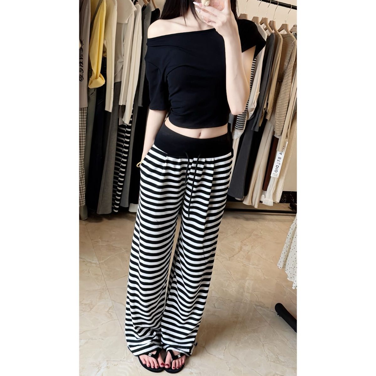 Top a spalle scoperte maniche corte e pantaloni larghi a righe_voghion.com