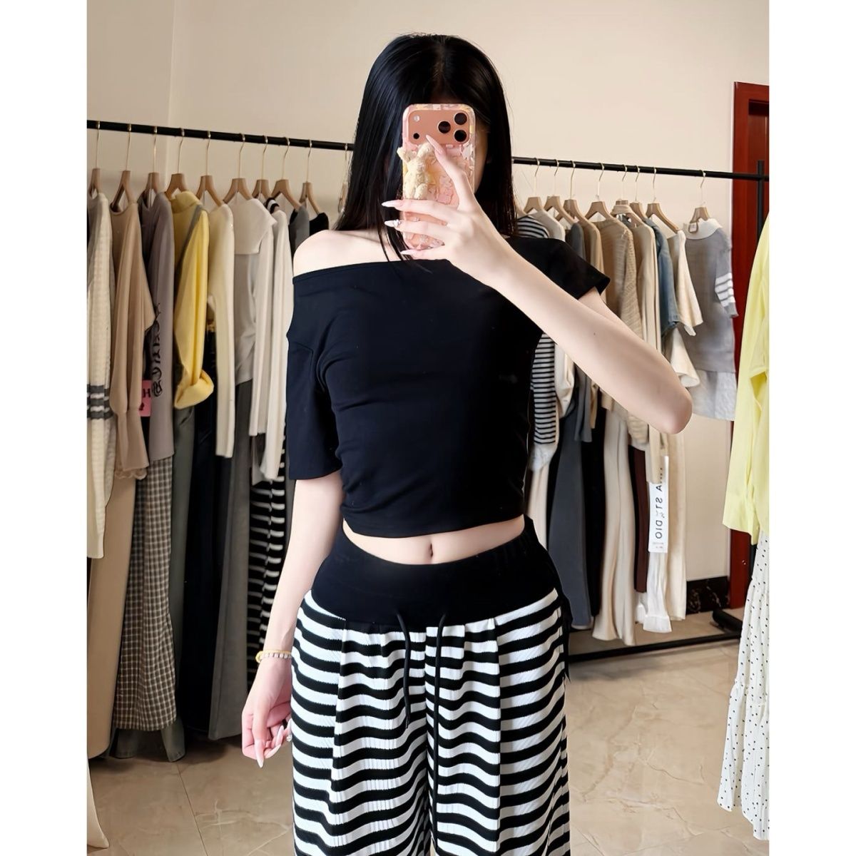 Top a spalle scoperte maniche corte e pantaloni larghi a righe_voghion.com