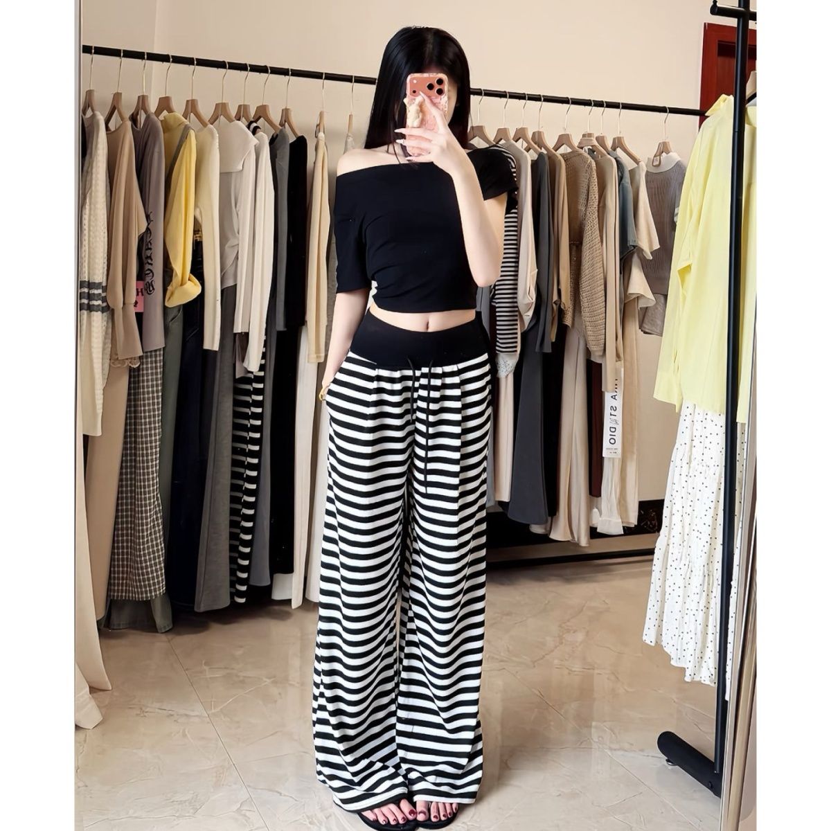 Top a spalle scoperte maniche corte e pantaloni larghi a righe_voghion.com