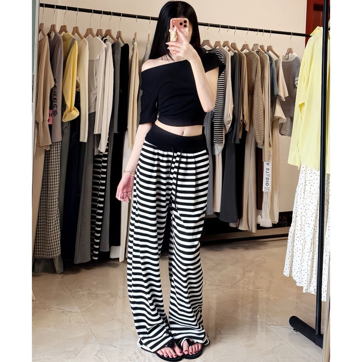 Top a spalle scoperte maniche corte e pantaloni larghi a righe_voghion.com